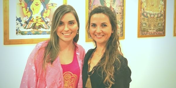 Tiffani Gyatso - professora de artes - com Marjorie Jonsson